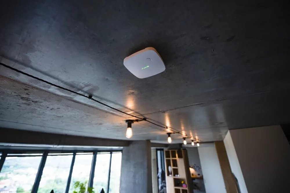 Detector de fum Ajax FireProtect montat pe tavan